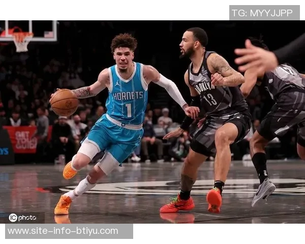 克拉克斯顿半场表现出色11投6中贡献13分7篮板2助攻1抢断